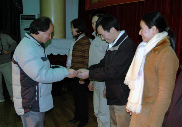 易忠副校长为获奖的个人颁奖。