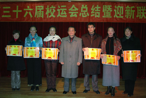 蓝常周副校长与获奖单位代表合影。