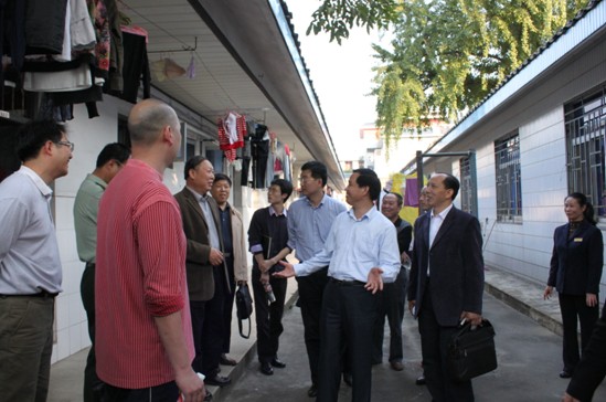 考察团到学生宿舍实地查看消防措施落实情况