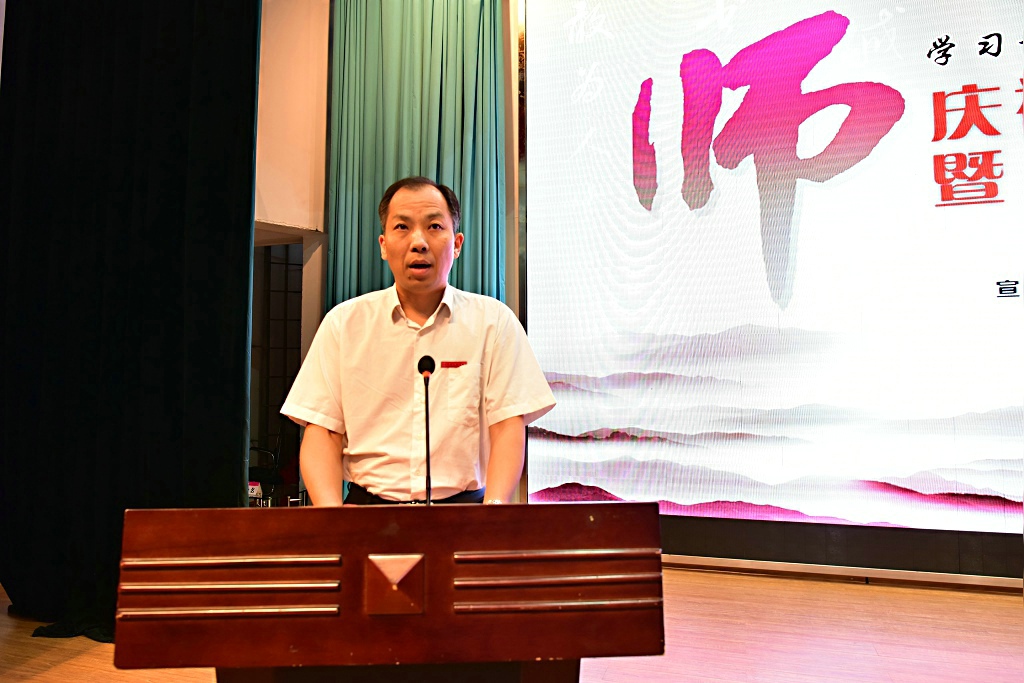 校党委副书记、纪委书记旷永青主持表彰会.JPG