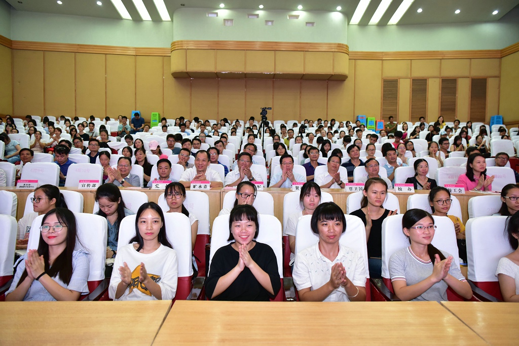 表彰会现场师生深受鼓舞.JPG
