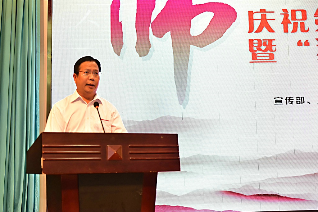 副校长覃卫国宣读表彰决定.JPG