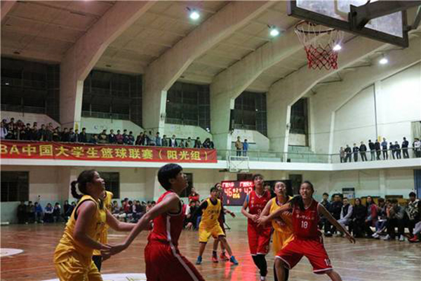 我校女子篮球队比赛现场