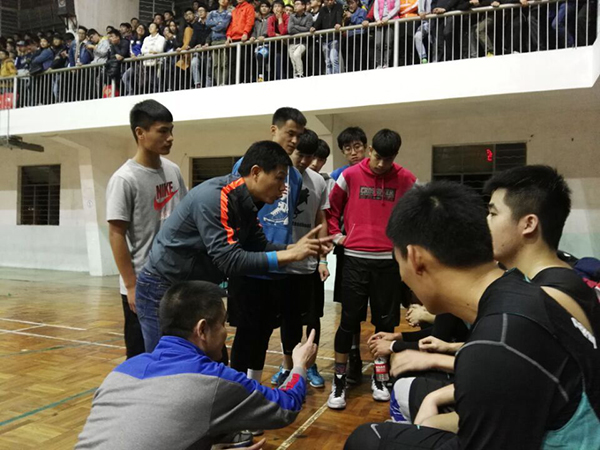 教练员在比赛现场作战术指导