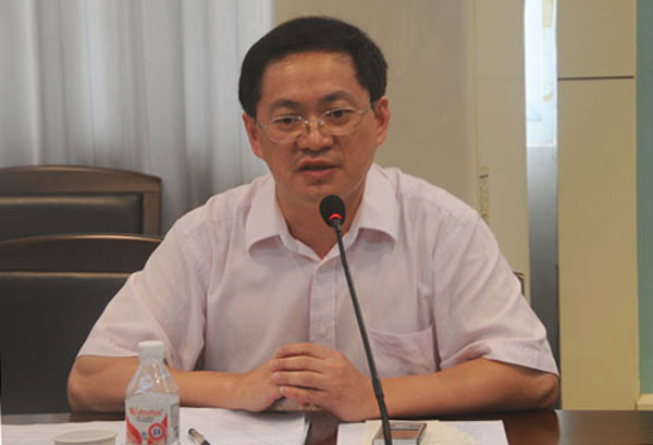 校党委副书记唐仁郭主持会议。