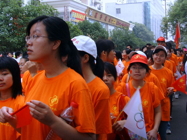 我校学子出发前往助威。