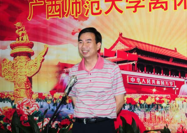 梁宏校长在会上致辞。