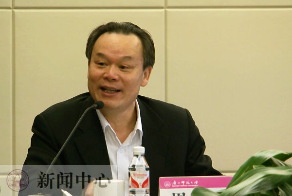 中科院化学部副主任、北京大学校长周其凤院士主持会议