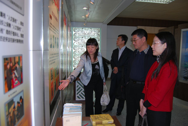 客人参观我校“人文强桂”成果展