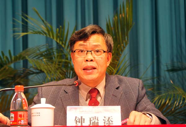 钟瑞添副校长主持大会