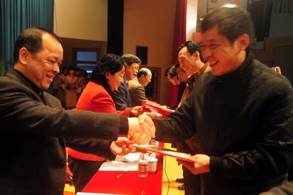 白晓军副校长为优秀研究生指导教师颁奖