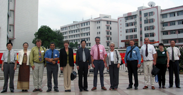 我校副校长刘慕仁教授（左六）以及相关部门领导在学校大门与到访的客人合影留念。