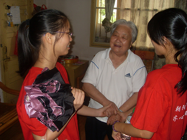 吴少珍老师欢迎志愿者的到来