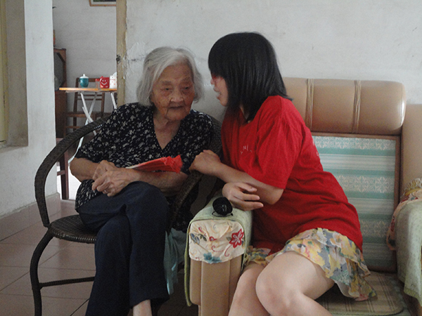 志愿者对朱汝辉老师进行访谈