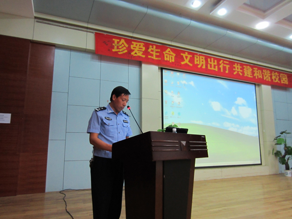 雁山区交警大队事故处理中队尹帮成中队长做交通安全知识讲座