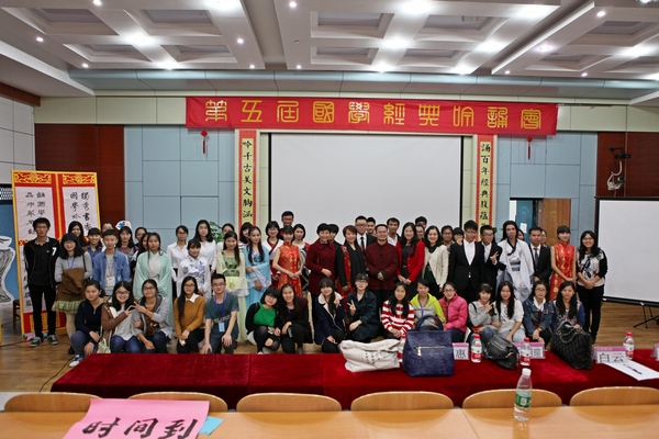 评委老师与部分选手及工作人员合影留念