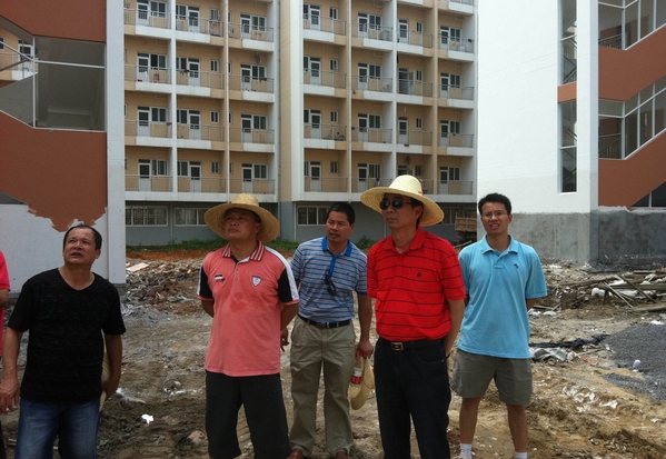 校领导在雁山校区建设办、校办负责人陪同下检查部分在建的第三期学生公寓建设进展