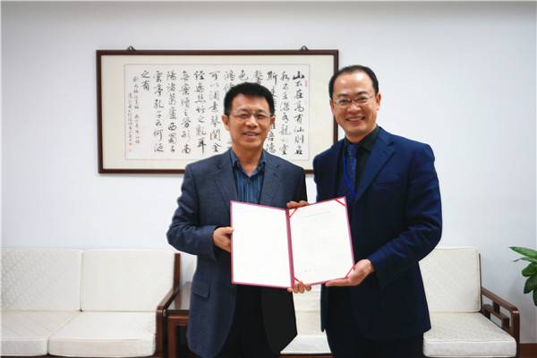 我校代表与东吴大学潘维大校长交换合作协议书