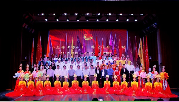 晚会合影.jpg