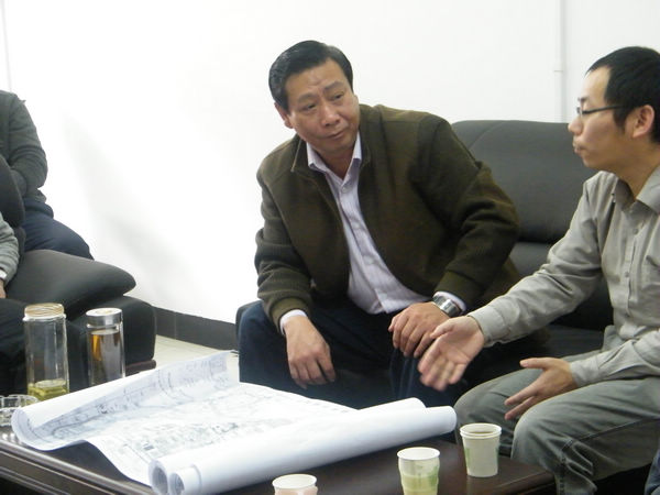 陈洪江副校长听取相关工程人员介绍新校区建设情况