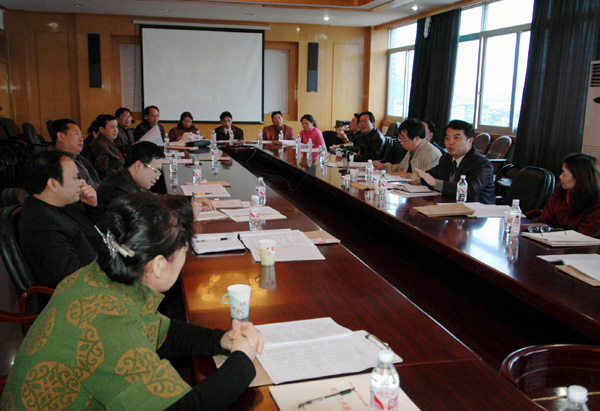代表们分组讨论校长工作报告和学校的“十一五”发展规划。