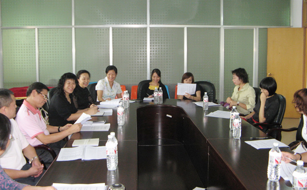 女工委员们在热烈讨论。