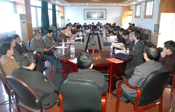 第九次党代会举行主席团第二次会议。