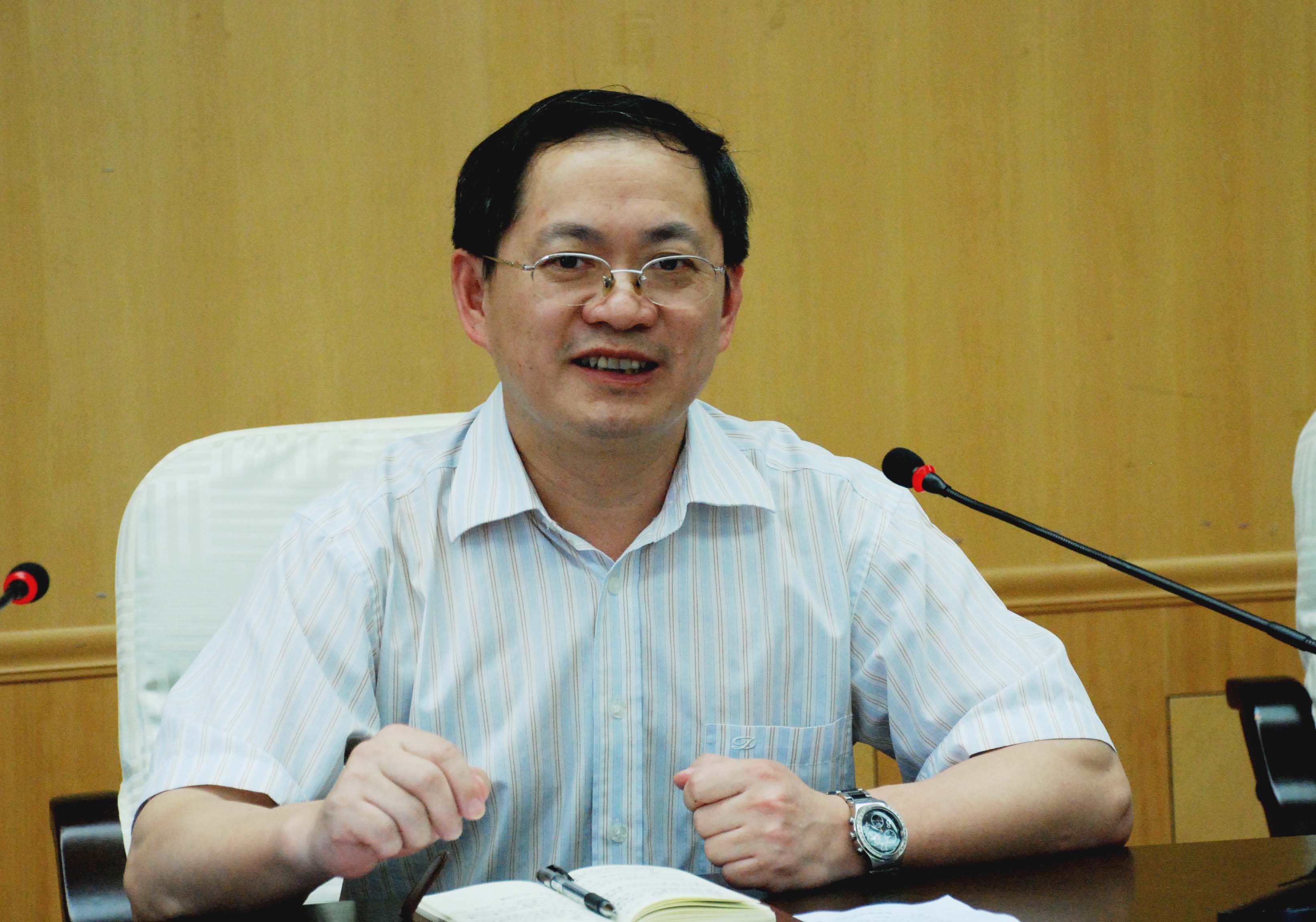 校党委副书记唐仁郭在学习培训会上讲话