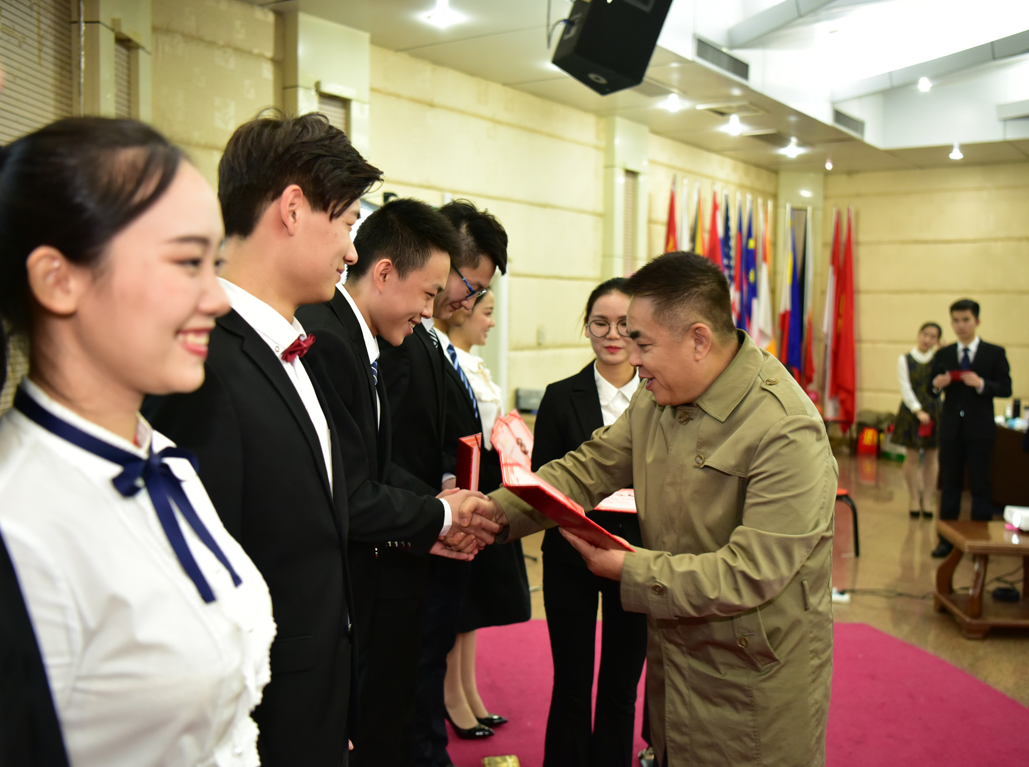 李家永副校长为一等奖获得者颁奖96.jpg