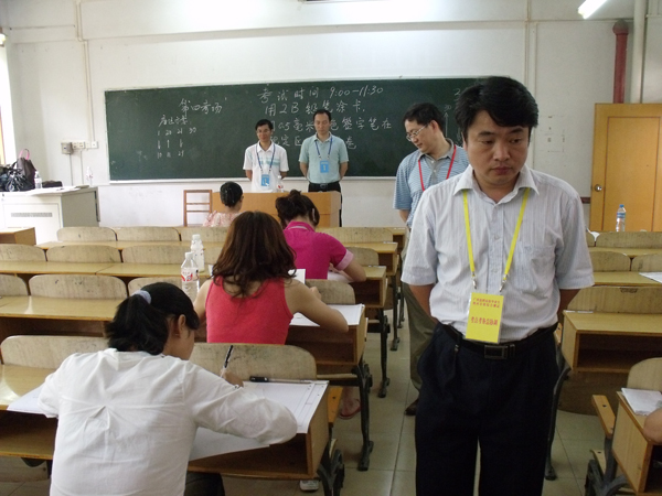 自治区党委组织部副处长甘斌巡视考场