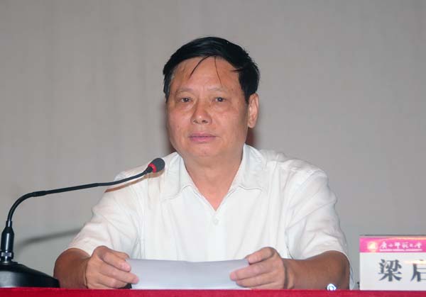 自治区第二批学习实践科学发展观活动指导检查组高校第四组组长梁启光在会上讲话。