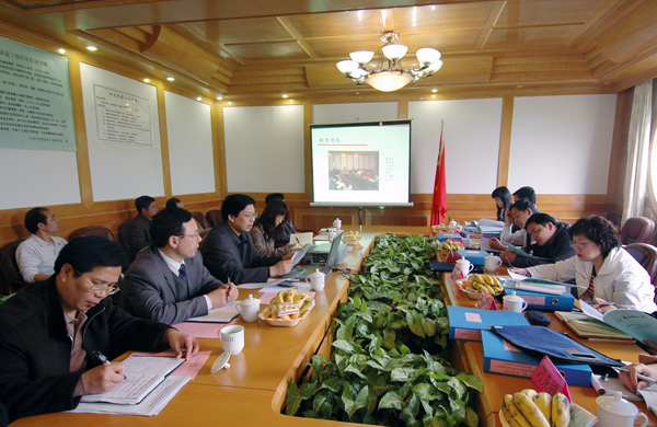 专家组在听取我校贯彻实施《普通高等学校学生管理规定》情况的汇报。