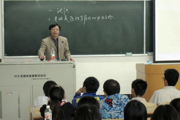 李传起副校长给我校考研学子做动员报告