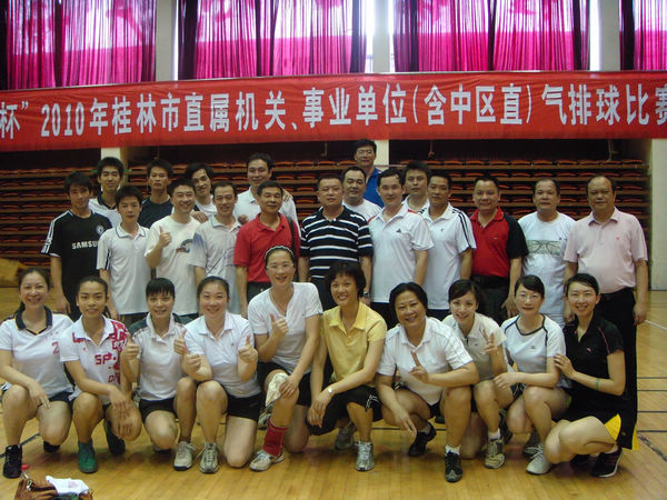 王源平副书记与队员们合影