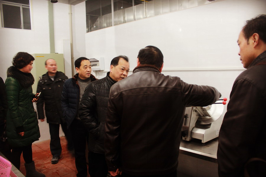 白晓军副校长查看荷园餐厅新设备