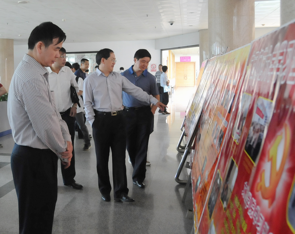 自治区高工委宣传部部长、教育厅思政处处长唐春生(前)和校党委副书记唐仁郭等领导参观展览