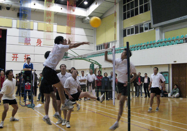 我校教工男子代表队比赛场面。