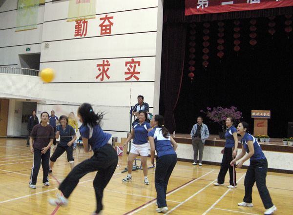 我校教工女子代表队比赛场面。