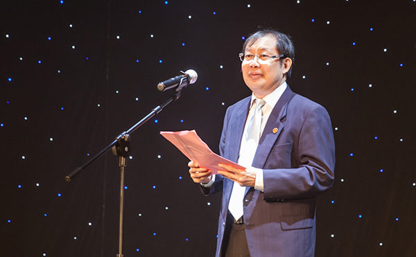 自治区教育厅体育卫生与艺术教育处处长陈卫宣读获奖名单