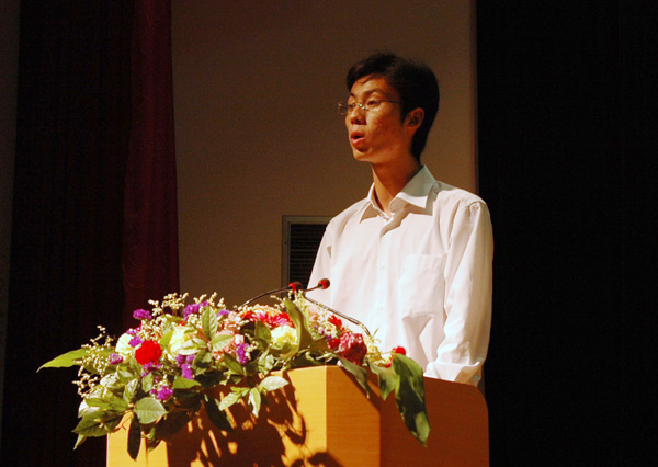 “广西优秀大学生志愿者”张文秋在做报告。