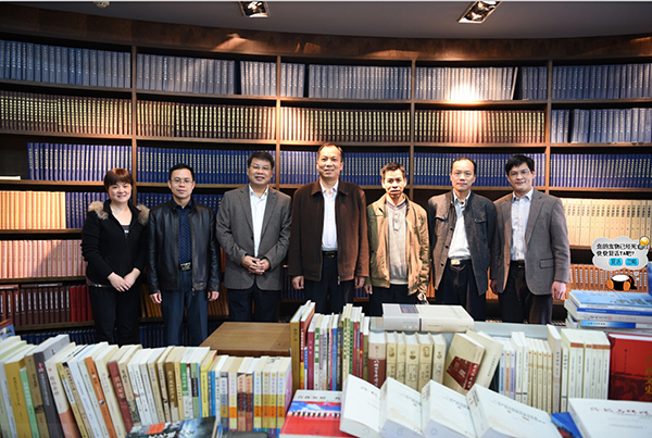 参观出版社陈列室