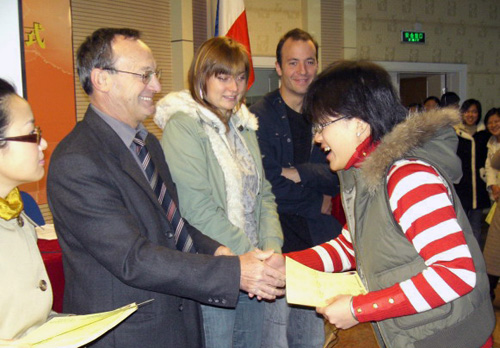 Francois.Feral校长为同学们颁发学生证。