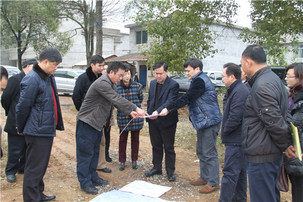 漓江学院负责人向秦春成副市长汇报了学院校园总体规划、建设进度