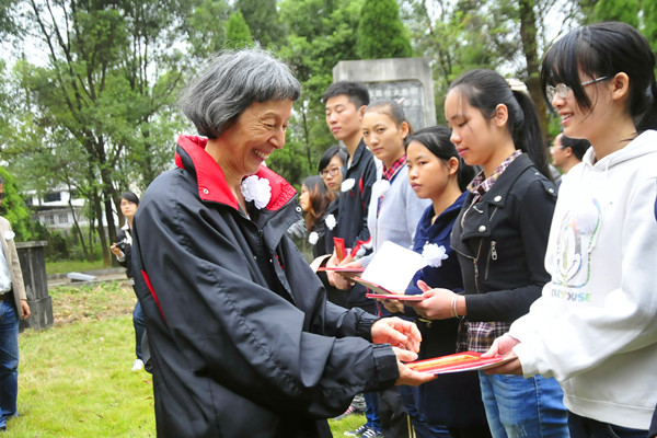 马左龄女士在给获奖同学们颁奖（大学生通讯社 杨虎摄）