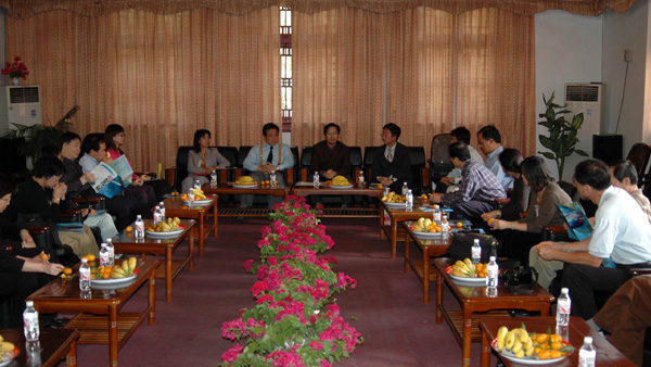 校领导和相关部门负责人与澳门大学校友会代表团进行座谈。