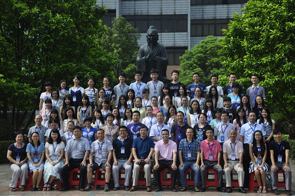 参赛代表在广西师范大学孔子广场合影