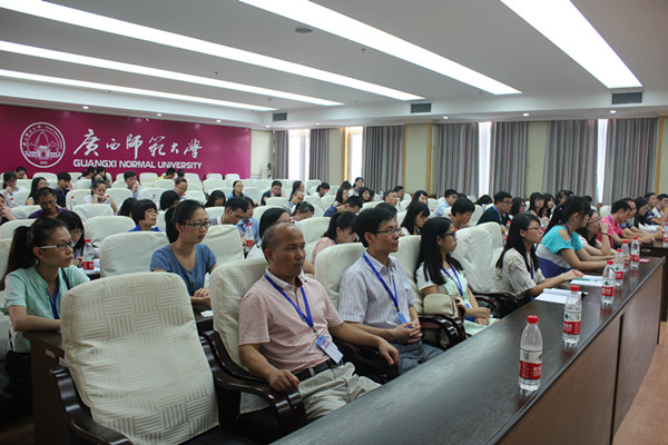 参赛代表认真听讲