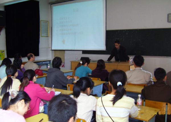 黄智博士正在做讲座。