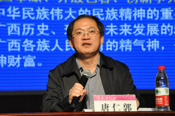 唐仁郭副书记主持报告会（宣传部 赵晋凯 摄）