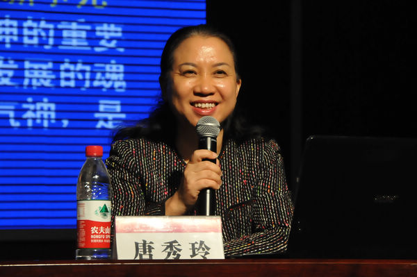 广西党校副校长、广西行政学院副院长唐秀玲向师生宣讲广西精神（宣传部 赵晋凯 摄）